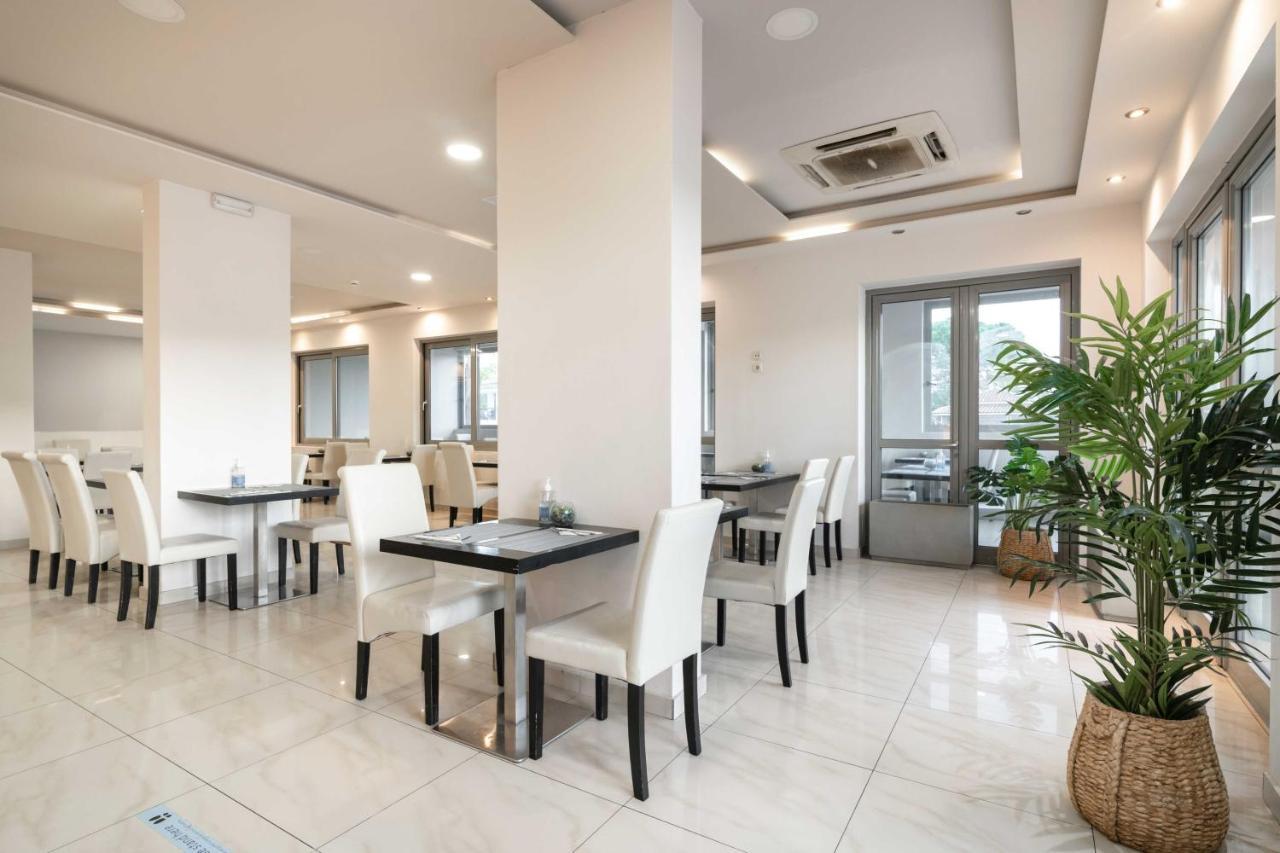 คาราส โฮเต็ล Hotel ลากานาส ภายนอก รูปภาพ